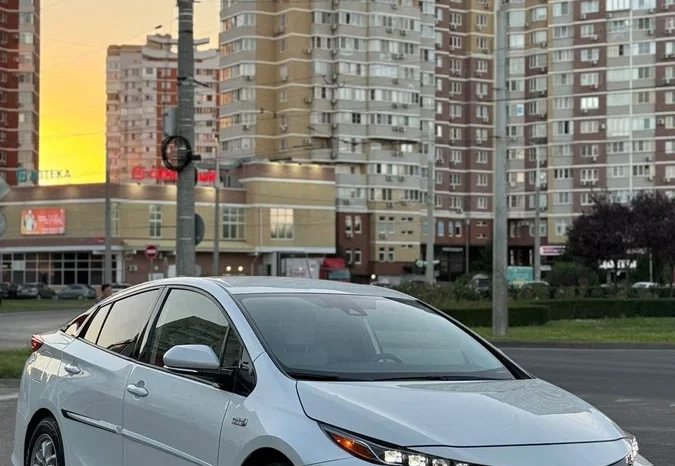 
								Toyota Prius full									