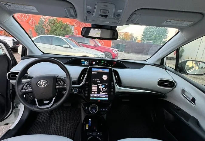 
								Toyota Prius full									