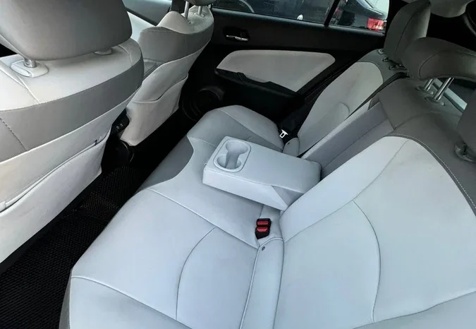 
								Toyota Prius full									
