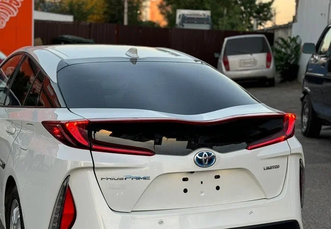
								Toyota Prius full									