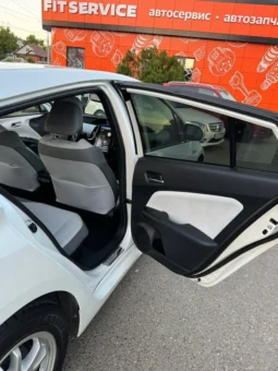 
										Toyota Prius full									