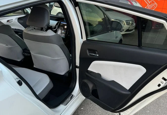 
								Toyota Prius full									