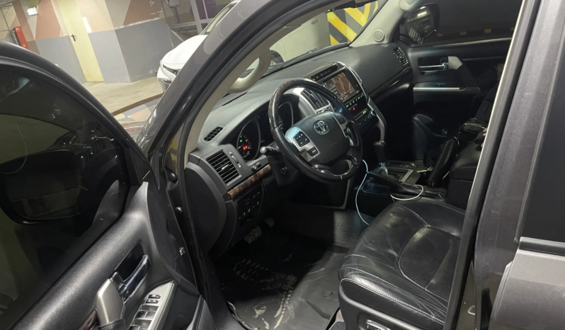 
								Toyota Land Cruiser 200 full									